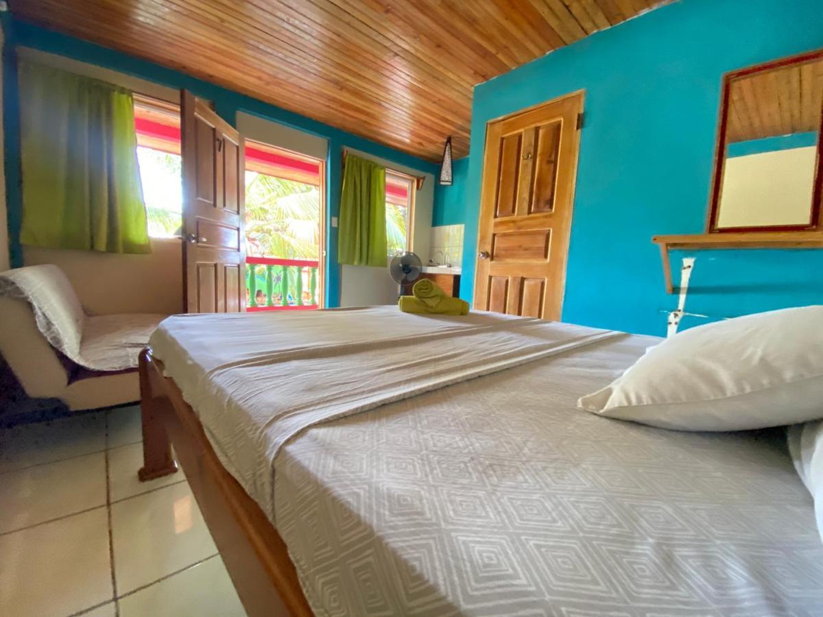 Las Palmeras Oceanview Hotel And Dive Center Литтл-Корн-Айленд Экстерьер фото