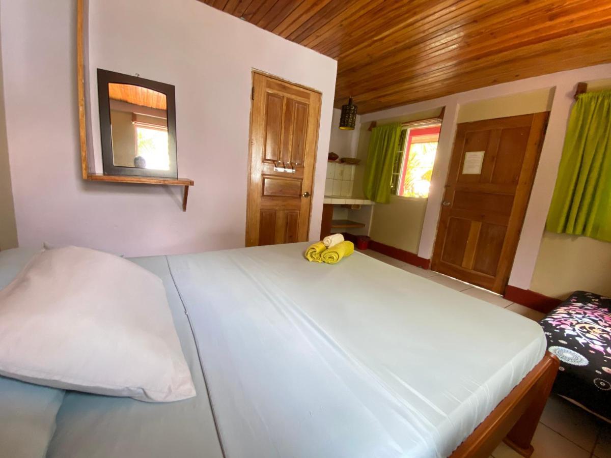 Las Palmeras Oceanview Hotel And Dive Center Литтл-Корн-Айленд Экстерьер фото