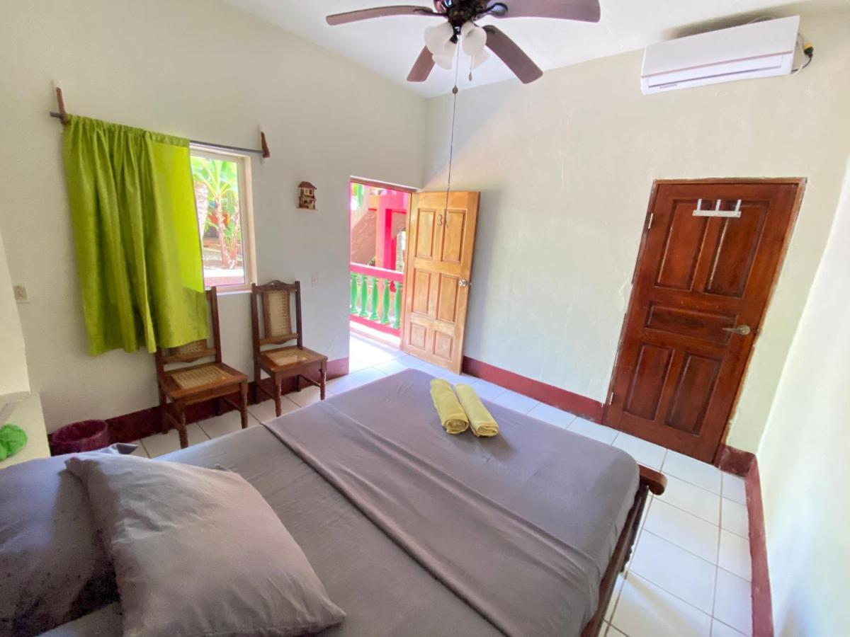 Las Palmeras Oceanview Hotel And Dive Center Литтл-Корн-Айленд Экстерьер фото