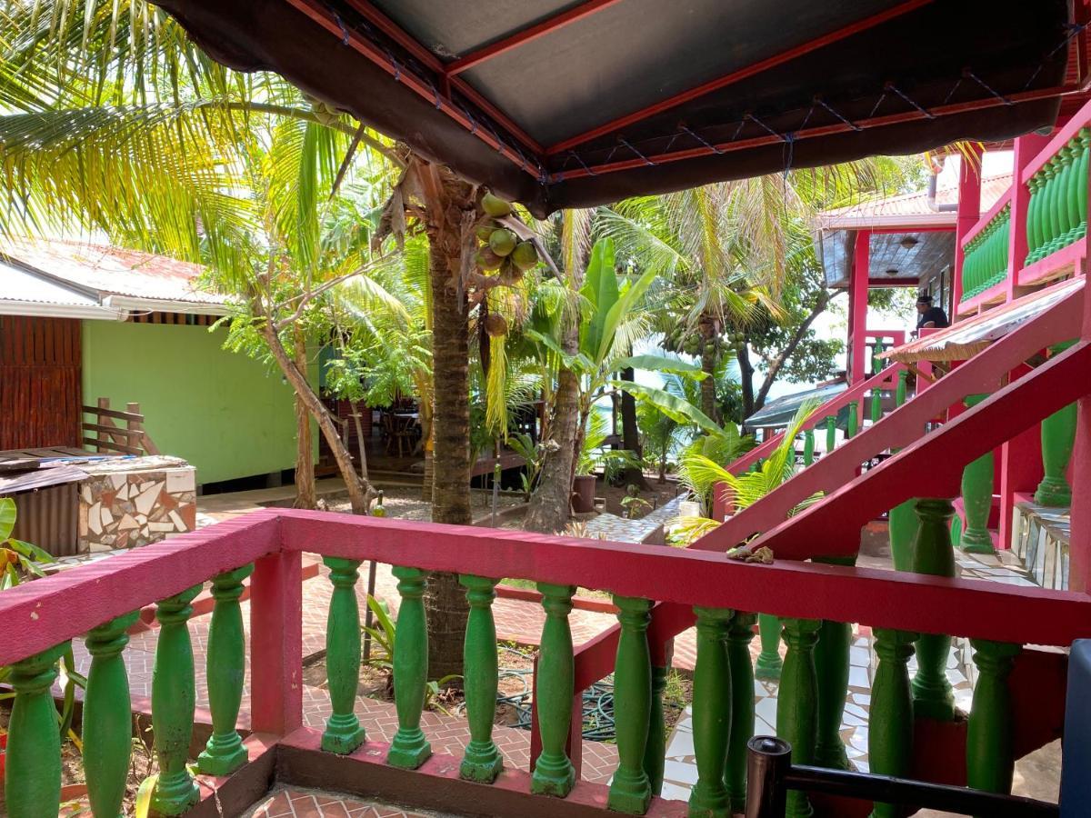 Las Palmeras Oceanview Hotel And Dive Center Литтл-Корн-Айленд Экстерьер фото