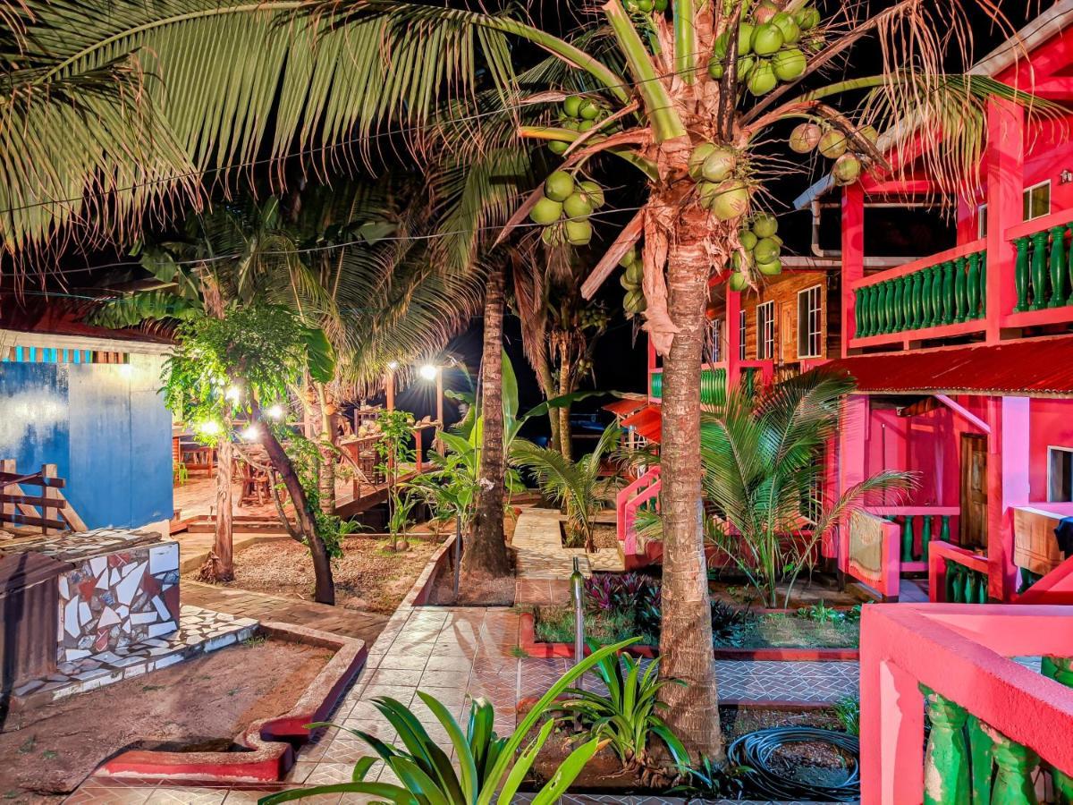 Las Palmeras Oceanview Hotel And Dive Center Литтл-Корн-Айленд Экстерьер фото