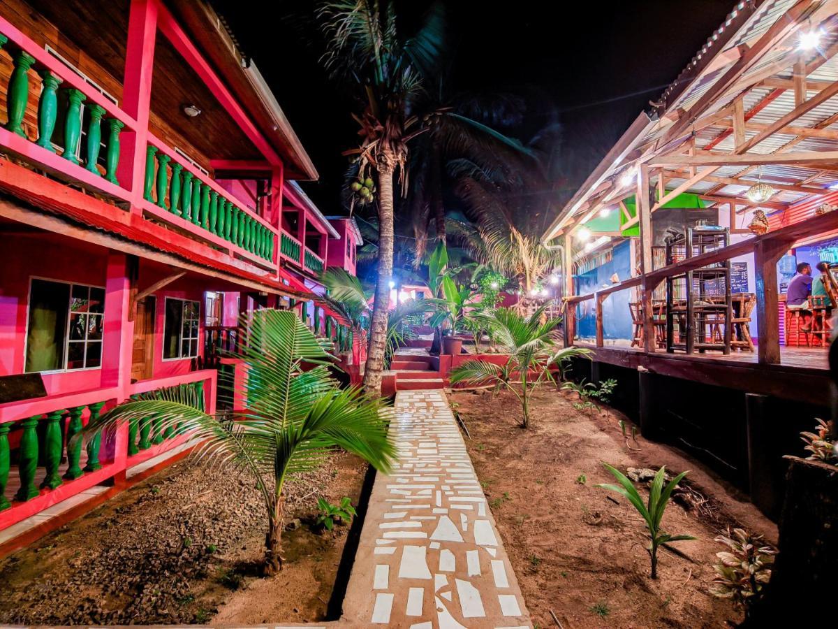 Las Palmeras Oceanview Hotel And Dive Center Литтл-Корн-Айленд Экстерьер фото