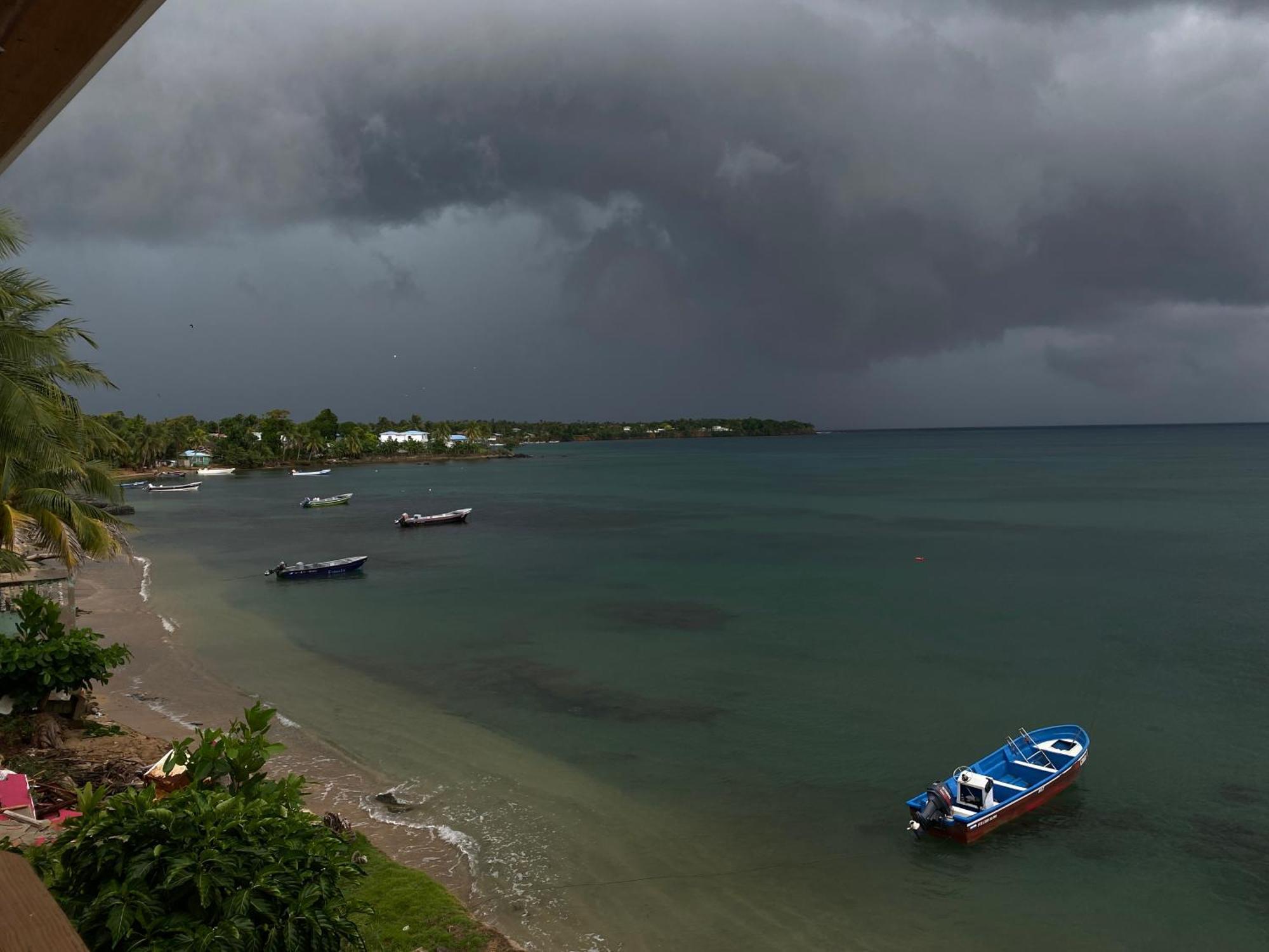 Las Palmeras Oceanview Hotel And Dive Center Литтл-Корн-Айленд Экстерьер фото