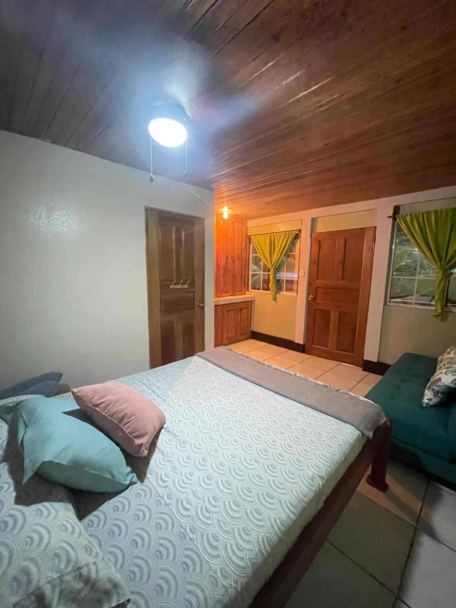 Las Palmeras Oceanview Hotel And Dive Center Литтл-Корн-Айленд Экстерьер фото