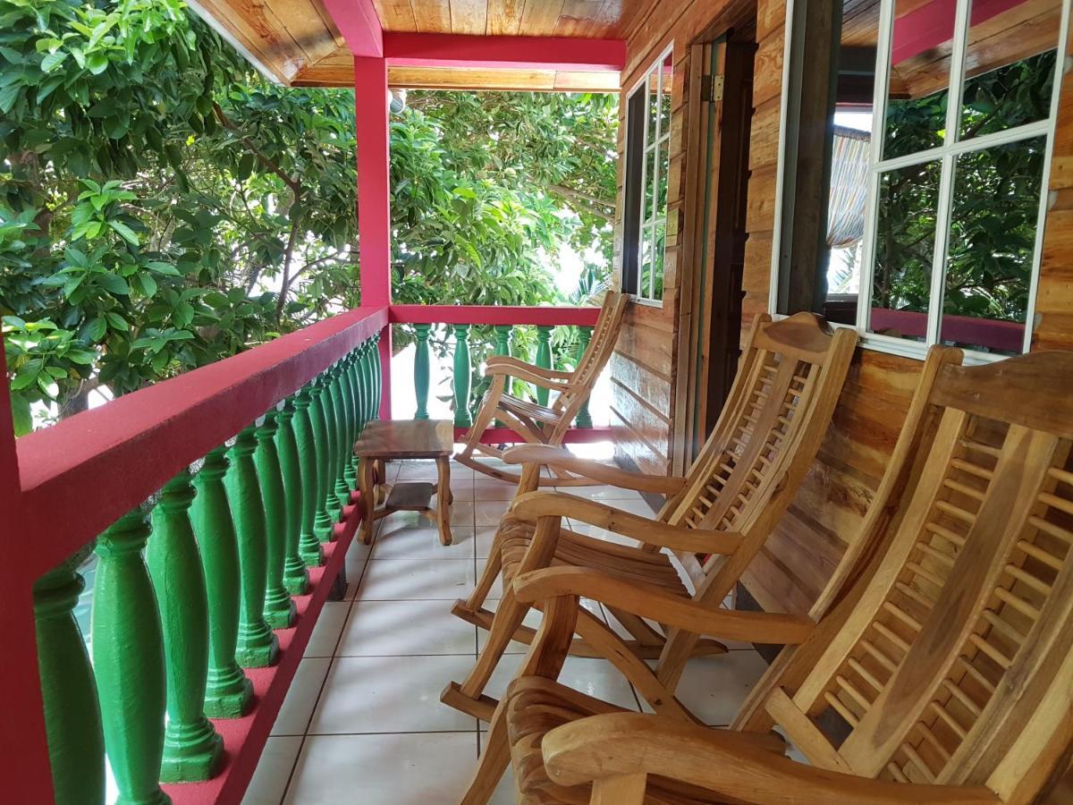 Las Palmeras Oceanview Hotel And Dive Center Литтл-Корн-Айленд Экстерьер фото