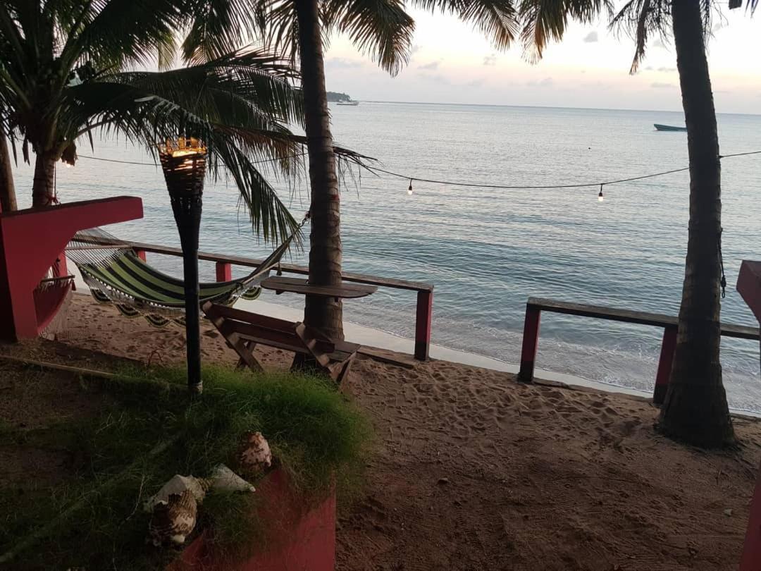 Las Palmeras Oceanview Hotel And Dive Center Литтл-Корн-Айленд Экстерьер фото